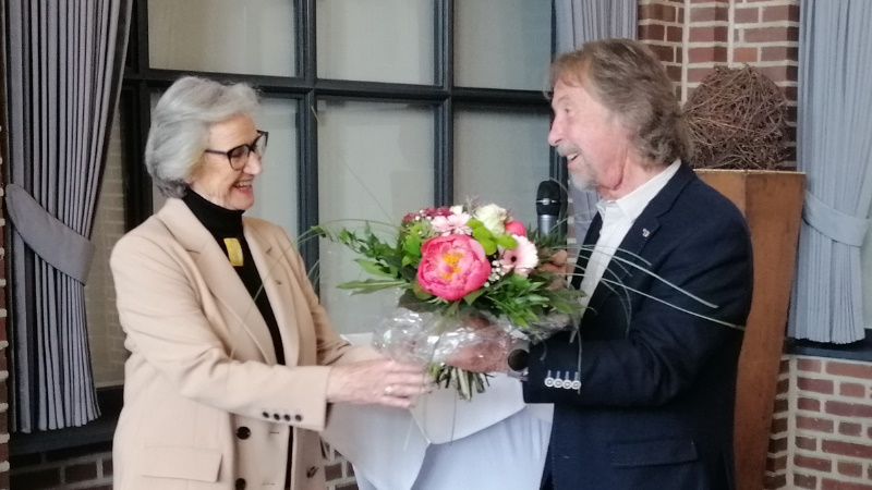 Der neu gewählte Vorsitzende, Jürgen Zeller (r.) bedankt sich bei seiner Vorgängerin, Ingeborg Schrader (l.), mit einem Blumenstrauß